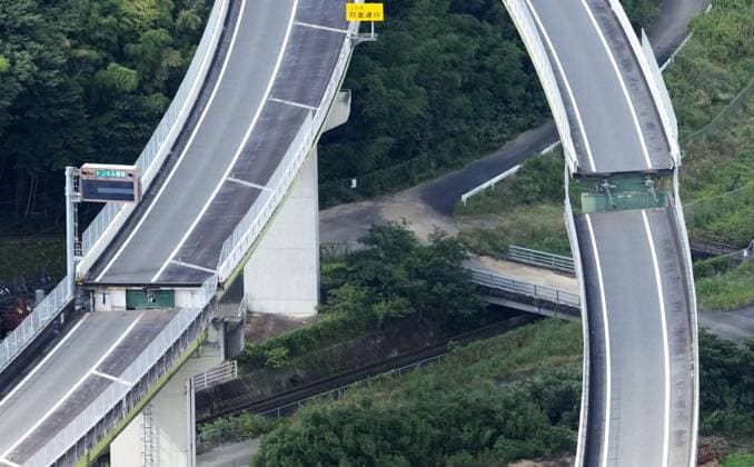 Aftermath of strong earthquake in Kumamoto Photo taken from a Kyodo News helicopter shows the damaged Minami-Kyushu Expressway in Yatsushiro, Kumamoto Prefecture, on July 29, 2026, a day after a powerful earthquake struck the southwestern Japan prefecture and its vicinity.  A14AA0005624443P