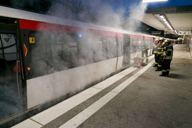CNTV UBAHNFEUER- Feuerwehrleute am Brandort im UBahn Haltestelle Legienstrasse beim Loeschen Qualm aus einem U Bahn Wagen des HVV In Hamburg am 28.07.2026 Dienstag abend meldete der Zugfuehrer einer UBahn nach dem Stillstand Anhalten des Zuges im U-Bahnhof Legienstrasse einen lauten Knall und Rauchentwickluung unter bzw. an der U-Bahn. Die alarmierte Feuerwehr ließ den Zug auseinanderkoppeln und löschte das Feuer das im Bereich zwischen Bahnsteigkante und Zug Hamburg Deutschland *** CNTV SUBWAY FIRE: Firefighters at the scene of the fire at the Legienstrasse subway station, extinguishing smoke coming from an HVV subway car. In Hamburg on Tuesday evening, July 28, 2026, the train conductor reported a loud bang and smoke coming from bene