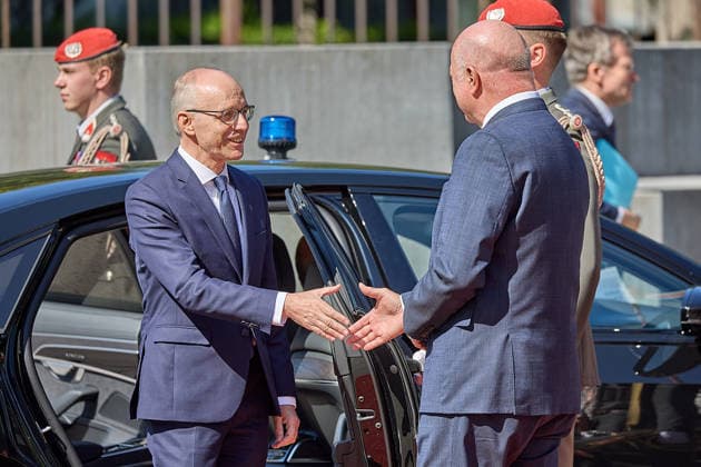 - Wien 29.07.2026 - Stocker - Frieden - Heute traf der österreichische Bundeskanzler Christian Stocker (ÖVP) im Bundeskanzleramt mit dem Premierminister von Luxemburg Luc Frieden zu einem Arbeitsgespräch zusammen. Anschliessend gab es eine Pressekonferenz. PHOTO: Bundeskanzler Christian Stocker (R ÖVP) begrüsst den luxemburgischen Premier Luc Frieden am Ballhausplatz. Vienna (AUSTRIA) - Today, the Austrian Federal Chancellor, Christian Stocker (ÖVP), met with the Prime Minister of Luxembourg, Luc Frieden, at the Federal Chancellery for a working meeting. OVP, Oevp, government, PK, talks, EU, UE, Europe, Europa, Luxembourg, Treffen Bundeskanzler Stocker - Premierminister Frieden Luxemburg *** Vienna, July 29, 2026 Stocker Frieden To 