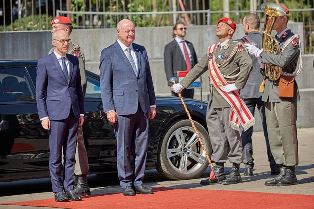 - Wien 29.07.2026 - Stocker - Frieden - Heute traf der österreichische Bundeskanzler Christian Stocker (ÖVP) im Bundeskanzleramt mit dem Premierminister von Luxemburg Luc Frieden zu einem Arbeitsgespräch zusammen. Anschliessend gab es eine Pressekonferenz. PHOTO: Bundeskanzler Christian Stocker (R ÖVP) und der luxemburgische Premier Luc Frieden beim Abspielen der Nationalhymnen am Ballhausplatz. Vienna (AUSTRIA) - Today, the Austrian Federal Chancellor, Christian Stocker (ÖVP), met with the Prime Minister of Luxembourg, Luc Frieden, at the Federal Chancellery for a working meeting. OVP, Oevp, government, PK, talks, EU, UE, Europe, Europa, Luxembourg, Treffen Bundeskanzler Stocker - Premierminister Frieden Luxemburg *** Vienna, July 