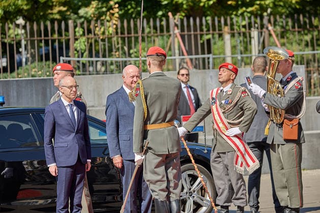 - Wien 29.07.2026 - Stocker - Frieden - Heute traf der österreichische Bundeskanzler Christian Stocker (ÖVP) im Bundeskanzleramt mit dem Premierminister von Luxemburg Luc Frieden zu einem Arbeitsgespräch zusammen. Anschliessend gab es eine Pressekonferenz. PHOTO: Bundeskanzler Christian Stocker (R ÖVP) und der luxemburgische Premier Luc Frieden beim Empfang mit militärischen Ehren am Ballhausplatz. Vienna (AUSTRIA) - Today, the Austrian Federal Chancellor, Christian Stocker (ÖVP), met with the Prime Minister of Luxembourg, Luc Frieden, at the Federal Chancellery for a working meeting. OVP, Oevp, government, PK, talks, EU, UE, Europe, Europa, Luxembourg, Treffen Bundeskanzler Stocker - Premierminister Frieden Luxemburg *** Vienna, J 