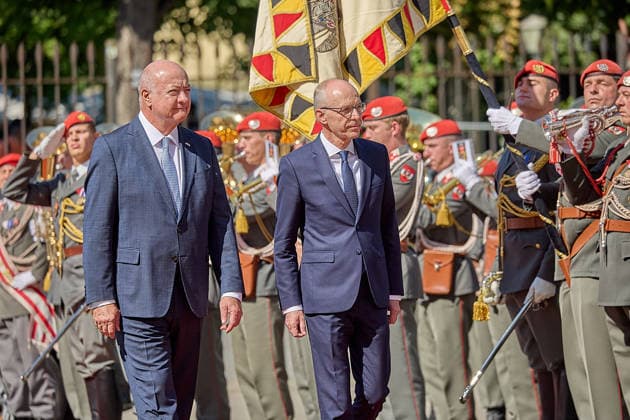 - Wien 29.07.2026 - Stocker - Frieden - Heute traf der österreichische Bundeskanzler Christian Stocker (ÖVP) im Bundeskanzleramt mit dem Premierminister von Luxemburg Luc Frieden zu einem Arbeitsgespräch zusammen. Anschliessend gab es eine Pressekonferenz. PHOTO: Bundeskanzler Christian Stocker (L ÖVP) und der luxemburgische Premier Luc Frieden beim Abschreiten der Ehrengarde am Ballhausplatz. Vienna (AUSTRIA) - Today, the Austrian Federal Chancellor, Christian Stocker (ÖVP), met with the Prime Minister of Luxembourg, Luc Frieden, at the Federal Chancellery for a working meeting. OVP, Oevp, government, PK, talks, EU, UE, Europe, Europa, Luxembourg, Treffen Bundeskanzler Stocker - Premierminister Frieden Luxemburg *** Vienna, July 2 