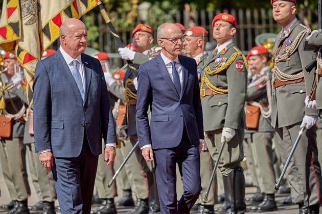 - Wien 29.07.2026 - Stocker - Frieden - Heute traf der österreichische Bundeskanzler Christian Stocker (ÖVP) im Bundeskanzleramt mit dem Premierminister von Luxemburg Luc Frieden zu einem Arbeitsgespräch zusammen. Anschliessend gab es eine Pressekonferenz. PHOTO: Bundeskanzler Christian Stocker (L ÖVP) und der luxemburgische Premier Luc Frieden beim Abschreiten der Ehrengarde am Ballhausplatz. Vienna (AUSTRIA) - Today, the Austrian Federal Chancellor, Christian Stocker (ÖVP), met with the Prime Minister of Luxembourg, Luc Frieden, at the Federal Chancellery for a working meeting. OVP, Oevp, government, PK, talks, EU, UE, Europe, Europa, Luxembourg, Treffen Bundeskanzler Stocker - Premierminister Frieden Luxemburg *** Vienna, July 2 