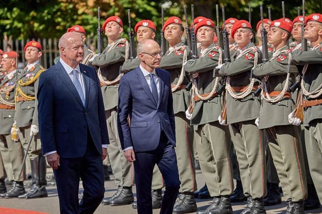 - Wien 29.07.2026 - Stocker - Frieden - Heute traf der österreichische Bundeskanzler Christian Stocker (ÖVP) im Bundeskanzleramt mit dem Premierminister von Luxemburg Luc Frieden zu einem Arbeitsgespräch zusammen. Anschliessend gab es eine Pressekonferenz. PHOTO: Bundeskanzler Christian Stocker (L ÖVP) und der luxemburgische Premier Luc Frieden beim Abschreiten der Ehrengarde am Ballhausplatz. Vienna (AUSTRIA) - Today, the Austrian Federal Chancellor, Christian Stocker (ÖVP), met with the Prime Minister of Luxembourg, Luc Frieden, at the Federal Chancellery for a working meeting. OVP, Oevp, government, PK, talks, EU, UE, Europe, Europa, Luxembourg, Treffen Bundeskanzler Stocker - Premierminister Frieden Luxemburg *** Vienna, July 2 