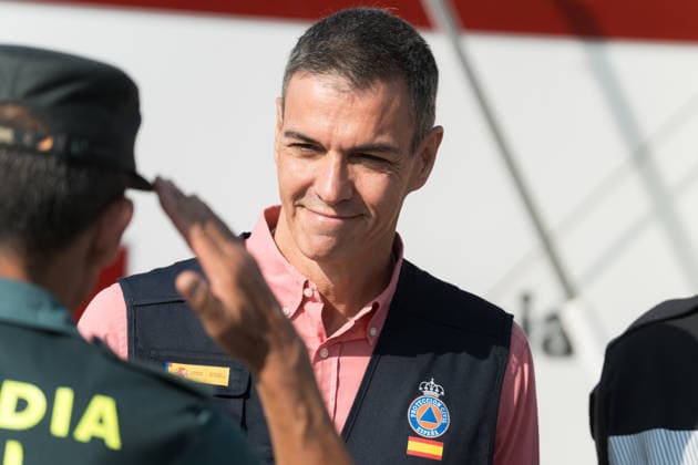 Sánchez Visits the Navalcarnero Forward Command Post for the Madrid Wildfires Prime Minister Pedro Sánchez during a visit to the Forward Command Post (PMA) for the Madrid wildfires on July 29, 2026, in Navalcarnero, Madrid, Spain. Sánchez attended a meeting of the State Coordination and Management Committee (CECOD) to oversee the firefighting efforts against the severe wildfires affecting the Sierra Oeste region of Madrid and neighboring provinces. JULY 29, 2026. Diego Radamé. Navalcarnero, Madrid Navalcarnero, Madrid, Spain  Copyright: xDiegoxRadamÃ sx 7693505