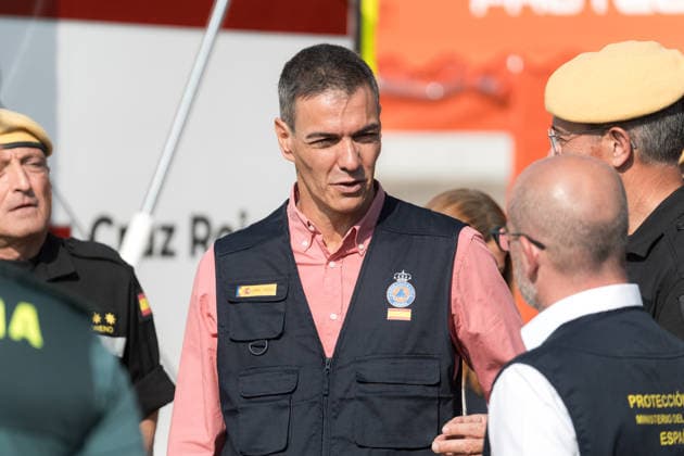 Sánchez Visits the Navalcarnero Forward Command Post (PMA) for the Madrid Wildfires Prime Minister Pedro Sánchez during a visit to the Forward Command Post (PMA) for the Madrid wildfires on July 29, 2026, in Navalcarnero, Madrid, Spain. Sánchez attended a meeting of the State Coordination and Management Committee (CECOD) to oversee the firefighting efforts against the severe wildfires affecting the Sierra Oeste region of Madrid and neighboring provinces. July 29, 2026. Diego Radamé. Navalcarnero, Madrid Navalcarnero, Madrid, Spain  Copyright: xDiegoxRadamÃ sx 7693504