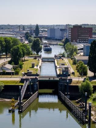 DEVENTER - An inland waterway vessel at the Prins Bernhard Lock in Deventer. The municipality has announced that the lock providing access to the port will close indefinitely starting Saturday, as the water level in the IJssel is expected to drop below a critical threshold. SEM VAN DER WAL ANP netherlands out - belgium out  Copyright: xx x564509080x originalFilename: 564509080.jpg