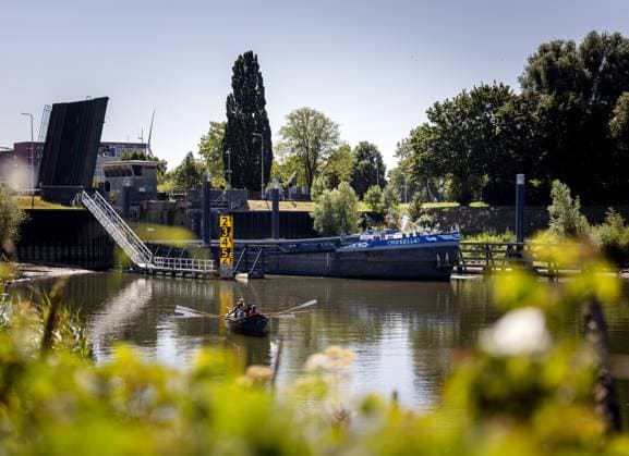 DEVENTER - An inland vessel sails out of the Prins Bernhard Lock towards the IJssel in Deventer. The municipality has announced that the lock providing access to the port will close indefinitely starting Saturday, as the water level in the IJssel is expected to drop below a critical threshold. SEM VAN DER WAL ANP netherlands out - belgium out  Copyright: xx x564509101x originalFilename: 564509101.jpg