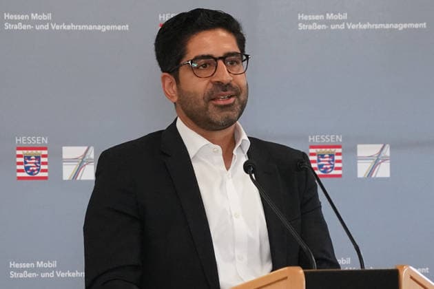 Wirtschafts- und Verkehrsminister Kaweh Mansoori (SPD) bei der Einweihung der neuen Straßenmeisterei in Groß-Gerau - Gross-Gerau 29.07.2026: Wirtschafts- und Verkehrsminister Kaweh Mansoori besucht neue Straßenmeisterei *** Kaweh Mansoori, SPD Minister of Economic Affairs and Transportation, at the dedication of the new road maintenance facility in Groß Gerau, Groß Gerau, July 29, 2026. Kaweh Mansoori, Minister of Economic Affairs and Transportation, visits the new road maintenance facility