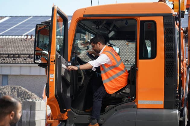 Wirtschafts- und Verkehrsminister Kaweh Mansoori (SPD) am Steuer des Arbeitsfahrzeuges bei der Einweihung der neuen Straßenmeisterei in Groß-Gerau, das er symbolisch zur Einweihung aus der neuen Fahrzeughalle fährt - Gross-Gerau 29.07.2026: Wirtschafts- und Verkehrsminister Kaweh Mansoori besucht neue Straßenmeisterei *** Kaweh Mansoori, SPD Minister of Economic Affairs and Transportation, at the wheel of the work vehicle during the inauguration of the new road maintenance depot in Groß Gerau, which he symbolically drives out of the new vehicle hangar for the inauguration. Groß Gerau, July 29, 2026: Minister of Economic Affairs and Transportation Kaweh Mansoori visits the new road maintenance depot