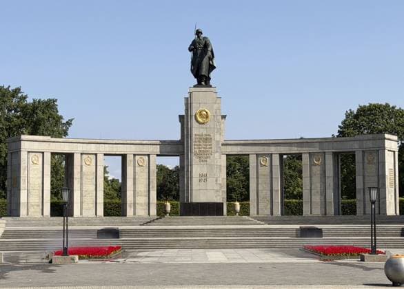 Sowjetisches Ehrenmal im Tiergarten, Kriegsdenkmal zum Gedenken an die bei der Schlacht um Berlin im April und Mai 1945 gefallenen Soldaten der Roten Armee, Zweiter Weltkrieg, Straße des 17. Juni, Mitte, Berlin Soviet War Memorial in the Tiergarten, war memorial in memory of the Red Army soldiers who died in the Battle of Berlin in April and May 1945, Second World War, Straße des 17 June, Mitte, Berlin Copyright: imageBROKER FotothekxMaixLeipzig ibljwp18607987.jpg