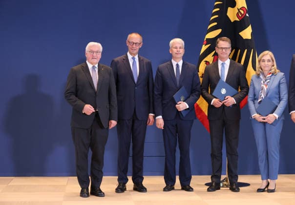 Bundespraesident Urkunden 29.07.2026, Germany, Berlin, Bundespraesidialamt, Bundespräsident Frank-Walter Steinmeier händigt gemäß Artikel 64 Abs. 1 des Grundgesetzes auf Vorschlag des Bundeskanzlers folgende Entlassungs- und Ernennungsurkunden aus: Thorsten Frei, Entlassung als Bundesminister für besondere Aufgaben Patrick Schnieder, Entlassung als Bundesminister für Verkehr Nina Warken, Entlassung als Bundesministerin für Gesundheit Nina Warken, Ernennung zur Bundesministerin für besondere Aufgaben Carsten Linnemann, Ernennung zum Bundesminister für Gesundheit Steffen Bilger, Ernennung zum Bundesminister für Verkehr Berlin Berlin Germany *** Federal President s Certificates, July 29, 2026, Germany, Berlin, Office of the Federal Presiden