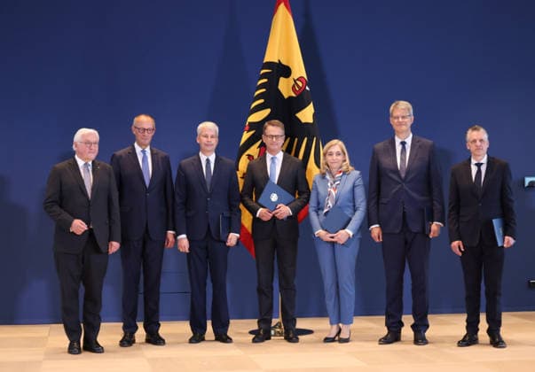 Bundespraesident Urkunden 29.07.2026, Germany, Berlin, Bundespraesidialamt, Bundespräsident Frank-Walter Steinmeier händigt gemäß Artikel 64 Abs. 1 des Grundgesetzes auf Vorschlag des Bundeskanzlers folgende Entlassungs- und Ernennungsurkunden aus: Thorsten Frei, Entlassung als Bundesminister für besondere Aufgaben Patrick Schnieder, Entlassung als Bundesminister für Verkehr Nina Warken, Entlassung als Bundesministerin für Gesundheit Nina Warken, Ernennung zur Bundesministerin für besondere Aufgaben Carsten Linnemann, Ernennung zum Bundesminister für Gesundheit Steffen Bilger, Ernennung zum Bundesminister für Verkehr Berlin Berlin Germany *** Federal President s Certificates, July 29, 2026, Germany, Berlin, Office of the Federal Presiden