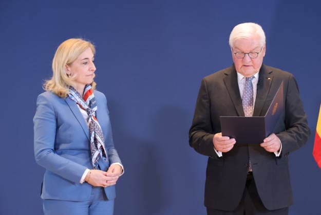 Bundespraesident Urkunden 29.07.2026, Germany, Berlin, Bundespraesidialamt, Bundespräsident Frank-Walter Steinmeier händigt gemäß Artikel 64 Abs. 1 des Grundgesetzes auf Vorschlag des Bundeskanzlers folgende Entlassungs- und Ernennungsurkunden aus: Thorsten Frei, Entlassung als Bundesminister für besondere Aufgaben Patrick Schnieder, Entlassung als Bundesminister für Verkehr Nina Warken, Entlassung als Bundesministerin für Gesundheit Nina Warken, Ernennung zur Bundesministerin für besondere Aufgaben Carsten Linnemann, Ernennung zum Bundesminister für Gesundheit Steffen Bilger, Ernennung zum Bundesminister für Verkehr, hier Warken Berlin Berlin Germany *** Federal President s Certificates, July 29, 2026, Germany, Berlin, Office of the Fed