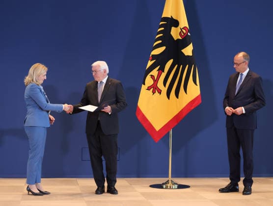 Bundespraesident Urkunden 29.07.2026, Germany, Berlin, Bundespraesidialamt, Bundespräsident Frank-Walter Steinmeier händigt gemäß Artikel 64 Abs. 1 des Grundgesetzes auf Vorschlag des Bundeskanzlers folgende Entlassungs- und Ernennungsurkunden aus: Thorsten Frei, Entlassung als Bundesminister für besondere Aufgaben Patrick Schnieder, Entlassung als Bundesminister für Verkehr Nina Warken, Entlassung als Bundesministerin für Gesundheit Nina Warken, Ernennung zur Bundesministerin für besondere Aufgaben Carsten Linnemann, Ernennung zum Bundesminister für Gesundheit Steffen Bilger, Ernennung zum Bundesminister für Verkehr, hier Warken Berlin Berlin Germany *** Federal President s Certificates, July 29, 2026, Germany, Berlin, Office of the Fed