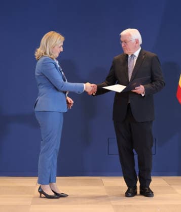 Bundespraesident Urkunden 29.07.2026, Germany, Berlin, Bundespraesidialamt, Bundespräsident Frank-Walter Steinmeier händigt gemäß Artikel 64 Abs. 1 des Grundgesetzes auf Vorschlag des Bundeskanzlers folgende Entlassungs- und Ernennungsurkunden aus: Thorsten Frei, Entlassung als Bundesminister für besondere Aufgaben Patrick Schnieder, Entlassung als Bundesminister für Verkehr Nina Warken, Entlassung als Bundesministerin für Gesundheit Nina Warken, Ernennung zur Bundesministerin für besondere Aufgaben Carsten Linnemann, Ernennung zum Bundesminister für Gesundheit Steffen Bilger, Ernennung zum Bundesminister für Verkehr, hier Warken Berlin Berlin Germany *** Federal President s Certificates, July 29, 2026, Germany, Berlin, Office of the Fed