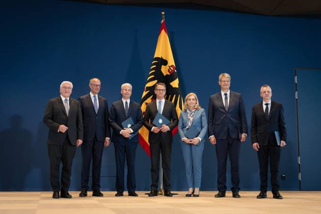 Bundespräsident händigt Entlassungs- und Ernennungsurkunden aus Berlin, Amtssitz am Spreebogen, Bundespräsident Frank-Walter Steinmeier händigt Entlassungs- und Ernennungsurkunden aus Bundeskanzler, Friedrich Merz Carsten Linnemann, Ernennung, Bundesgesundheitsminister Nina Warken, Entlassung, Bundesgesundheitsministerin Patrick Schnieder, Entlassung, Bundesverkehrsminister Steffen Bilger, Ernennung, Bundesverkehrsminister Kanzleramtsministerin, Ernennung, Nina Warken Kanzleramtsminister, Entlassung, Thorsten Frei Berlin Berlin GER *** Federal President Presents Letters of Dismissal and Appointment Berlin, Official Residence at Spreebogen: Federal President Frank-Walter Steinmeier presents letters of dismissal and appointm