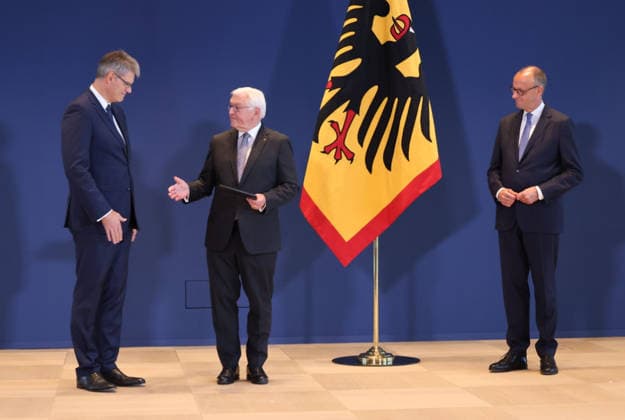 Bundespraesident Urkunden 29.07.2026, Germany, Berlin, Bundespraesidialamt, Bundespräsident Frank-Walter Steinmeier händigt gemäß Artikel 64 Abs. 1 des Grundgesetzes auf Vorschlag des Bundeskanzlers folgende Entlassungs- und Ernennungsurkunden aus: Thorsten Frei, Entlassung als Bundesminister für besondere Aufgaben Patrick Schnieder, Entlassung als Bundesminister für Verkehr Nina Warken, Entlassung als Bundesministerin für Gesundheit Nina Warken, Ernennung zur Bundesministerin für besondere Aufgaben Carsten Linnemann, Ernennung zum Bundesminister für Gesundheit Steffen Bilger, Ernennung zum Bundesminister für Verkehr, hier Schnieder mit Handshake Kanzler Berlin Berlin Germany *** Federal President s Certificates, July 29, 2026, Germany,