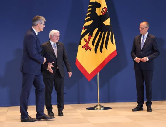 Bundespraesident Urkunden 29.07.2026, Germany, Berlin, Bundespraesidialamt, Bundespräsident Frank-Walter Steinmeier händigt gemäß Artikel 64 Abs. 1 des Grundgesetzes auf Vorschlag des Bundeskanzlers folgende Entlassungs- und Ernennungsurkunden aus: Thorsten Frei, Entlassung als Bundesminister für besondere Aufgaben Patrick Schnieder, Entlassung als Bundesminister für Verkehr Nina Warken, Entlassung als Bundesministerin für Gesundheit Nina Warken, Ernennung zur Bundesministerin für besondere Aufgaben Carsten Linnemann, Ernennung zum Bundesminister für Gesundheit Steffen Bilger, Ernennung zum Bundesminister für Verkehr, hier Schnieder mit Handshake Kanzler Berlin Berlin Germany *** Federal President s Certificates, July 29, 2026, Germany,