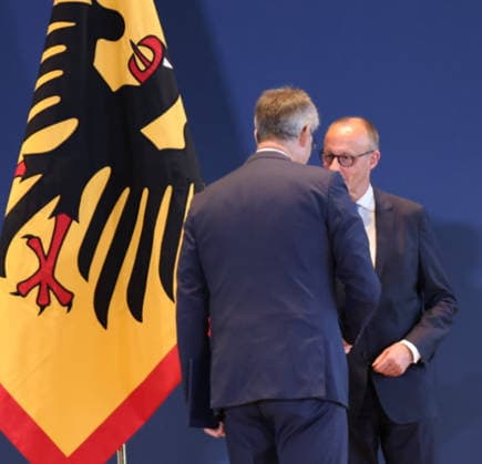 Bundespraesident Urkunden 29.07.2026, Germany, Berlin, Bundespraesidialamt, Bundespräsident Frank-Walter Steinmeier händigt gemäß Artikel 64 Abs. 1 des Grundgesetzes auf Vorschlag des Bundeskanzlers folgende Entlassungs- und Ernennungsurkunden aus: Thorsten Frei, Entlassung als Bundesminister für besondere Aufgaben Patrick Schnieder, Entlassung als Bundesminister für Verkehr Nina Warken, Entlassung als Bundesministerin für Gesundheit Nina Warken, Ernennung zur Bundesministerin für besondere Aufgaben Carsten Linnemann, Ernennung zum Bundesminister für Gesundheit Steffen Bilger, Ernennung zum Bundesminister für Verkehr, hier Schnieder mit Handshake Kanzler Berlin Berlin Germany *** Federal President s Certificates, July 29, 2026, Germany,