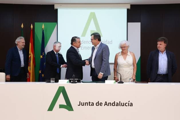 The Regional Government and the Andalusian Medical Union Sign an Agreement The First Vice President of the Regional Government and Regional Minister of the Presidency, Health, and Emergencies, Antonio Sanz 3i, after signing an agreement with the president of the Andalusian Medical Union (SMA), Rafael Ojeda 3d July 29, 2026, in Seville, Andalusia, Spain July 29, 2026 Seville, Andalusia, Spain Seville, Andalusia, Spain Spain  Copyright: xRocioxRuzx 7693719