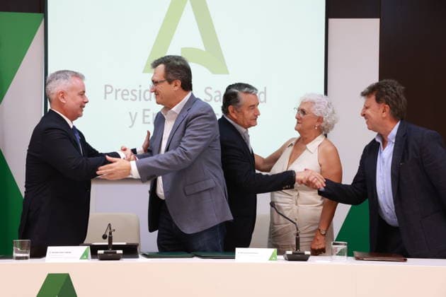 The Regional Government and the Andalusian Medical Union Sign an Agreement The First Vice President of the Regional Government and Minister of the Presidency, Health, and Emergencies, Antonio Sanz 3d, after signing an agreement with the president of the Andalusian Medical Union (SMA), Rafael Ojeda 2i July 29, 2026, in Seville, Andalusia, Spain July 29, 2026 Seville, Andalusia, Spain Seville, Andalusia, Spain Spain  Copyright: xRocioxRuzx 7693720