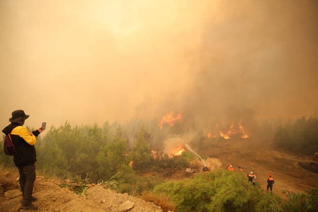 Firefighters battle wildfire in Mugla from air and ground MUGLA, TURKIYE - JULY 29: Firefighters respond from the air and ground to a forest fire in the Seydikemer district of Mugla, Turkiye on July 29, 2026. The fire, which started in an agricultural area in the Bayir neighborhood, spread to the nearby forest driven by strong winds. Fatih Hepokur Anadolu Mugla Turkey. Editorial use only. Please get in touch for any other usage.  Copyright: x2026xAnadoluxFatihxHepokurx