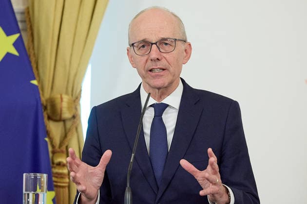 - Wien 29.07.2026 - Stocker - Frieden - Heute traf der österreichische Bundeskanzler im Bundeskanzleramt mit dem Premierminister von Luxemburg Luc Frieden zu einem Arbeitsgespräch zusammen. Anschliessend gab es eine Pressekonferenz. PHOTO: der luxemburgische Premier Luc Frieden während der Pressekonferenz im Bundeskanzleramt. Vienna (AUSTRIA) - Today, the Austrian Federal Chancellor, met with the Prime Minister of Luxembourg, Luc Frieden, at the Federal Chancellery for a working meeting. OVP, Oevp, government, PK, talks, EU, UE, Europe, Europa, Luxembourg, Treffen Bundeskanzler - Premierminister Frieden Luxemburg *** Vienna, July 29, 2026 Stocker Frieden Today, the Austrian Federal Chancellor met with Luxembourg’s Prime Minister L 
