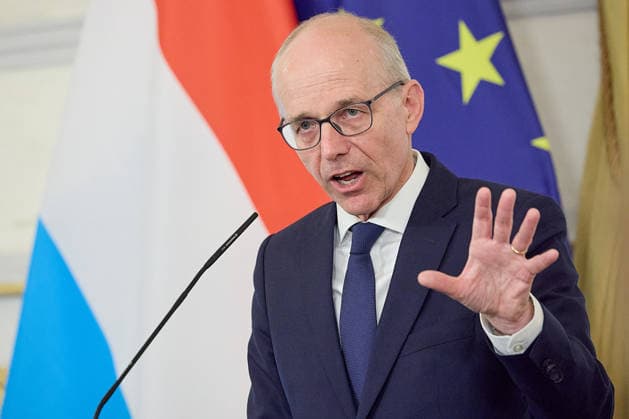 - Wien 29.07.2026 - Stocker - Frieden - Heute traf der österreichische Bundeskanzler im Bundeskanzleramt mit dem Premierminister von Luxemburg Luc Frieden zu einem Arbeitsgespräch zusammen. Anschliessend gab es eine Pressekonferenz. PHOTO: der luxemburgische Premier Luc Frieden während der Pressekonferenz im Bundeskanzleramt. Vienna (AUSTRIA) - Today, the Austrian Federal Chancellor, met with the Prime Minister of Luxembourg, Luc Frieden, at the Federal Chancellery for a working meeting. OVP, Oevp, government, PK, talks, EU, UE, Europe, Europa, Luxembourg, Treffen Bundeskanzler - Premierminister Frieden Luxemburg *** Vienna, July 29, 2026 Stocker Frieden Today, the Austrian Federal Chancellor met with Luxembourg’s Prime Minister L 
