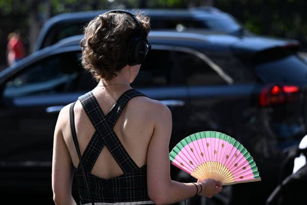 Temperatures expected to reach 35C in UK amid severe summer heatwave LONDON, UK - JULY 29: People use hand fans to cool off as London experiences warm weather during a heatwave in London, United Kingdom, on July 29, 2026. The UK Health Security Agency (UKHSA) issued an amber heat-health alert for London, with temperatures expected to reach up to 35 degrees Celsius (95 Fahrenheit) in the southeastern and eastern regions of the country. Rasid Necati Aslim Anadolu London United Kingdom. Editorial use only. Please get in touch for any other usage.  Copyright: x2026xAnadoluxRasidxNecatixAslimx