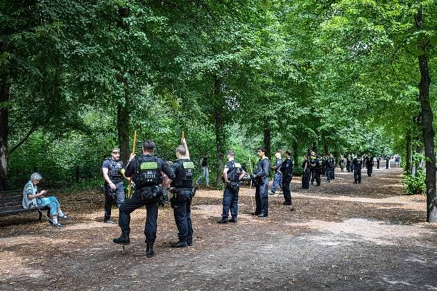 Anschag in Berlin- Polizei sucht weiter nach Beweismitteln ** NUR FÜR REDAKTIONELLE ZWECKE ** EDITORIAL USE ONLY **<p>Anschag in Berlin- Polizei sucht weiter im Tiergarten nach Beweismitteln, fotografiert am 29.07.2026 in Berlin. Berlin Berlin Berlin Copyright: MaurizioxGambarini *** Anschag in Berlin: Police Continue Search for Evidence ** FOR EDITORIAL USE ONLY ** EDITORIAL USE ONLY ** p Police continue to search for evidence in the Tiergarten in Berlin, photographed on July 29, 2026, in Berlin Berlin Berlin Berlin Copyright MaurizioxGambarini Copyright: MaurizioxGambarini doc86xclsi7uy05lyolvum ,EDITORIAL USE ONLY
