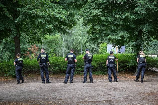 Anschag in Berlin- Polizei sucht weiter nach Beweismitteln ** NUR FÜR REDAKTIONELLE ZWECKE ** EDITORIAL USE ONLY **<p>Anschag in Berlin- Polizei sucht weiter im Tiergarten nach Beweismitteln, fotografiert am 29.07.2026 in Berlin. Berlin Berlin Berlin Copyright: MaurizioxGambarini *** Anschag in Berlin: Police Continue Search for Evidence ** FOR EDITORIAL USE ONLY ** EDITORIAL USE ONLY ** p Police continue to search for evidence in the Tiergarten in Berlin, photographed on July 29, 2026, in Berlin Berlin Berlin Berlin Copyright MaurizioxGambarini Copyright: MaurizioxGambarini doc86xcluk5axep8k7k1i3g ,EDITORIAL USE ONLY
