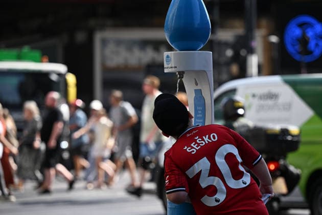 Temperatures expected to reach 35C in UK amid severe summer heatwave LONDON, UK - JULY 29: People drink water to cool off as London experiences warm weather during a heatwave in London, United Kingdom, on July 29, 2026. The UK Health Security Agency (UKHSA) issued an amber heat-health alert for London, with temperatures expected to reach up to 35 degrees Celsius (95 Fahrenheit) in the southeastern and eastern regions of the country. Rasid Necati Aslim Anadolu London United Kingdom. Editorial use only. Please get in touch for any other usage.  Copyright: x2026xAnadoluxRasidxNecatixAslimx