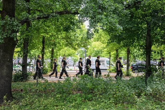 Anschag in Berlin- Polizei sucht weiter nach Beweismitteln ** NUR FÜR REDAKTIONELLE ZWECKE ** EDITORIAL USE ONLY **<p>Anschag in Berlin- Polizei sucht weiter im Tiergarten nach Beweismitteln, fotografiert am 29.07.2026 in Berlin. Berlin Berlin Berlin Copyright: MaurizioxGambarini *** Anschag in Berlin: Police Continue Search for Evidence ** FOR EDITORIAL USE ONLY ** EDITORIAL USE ONLY ** p Police continue to search for evidence in the Tiergarten in Berlin, photographed on July 29, 2026, in Berlin Berlin Berlin Berlin Copyright MaurizioxGambarini Copyright: MaurizioxGambarini doc86xcmr25zquswt91vw4 ,EDITORIAL USE ONLY