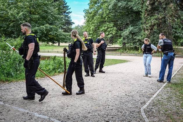 Anschag in Berlin- Polizei sucht weiter nach Beweismitteln ** NUR FÜR REDAKTIONELLE ZWECKE ** EDITORIAL USE ONLY **<p>Anschag in Berlin- Polizei sucht weiter im Tiergarten nach Beweismitteln, fotografiert am 29.07.2026 in Berlin. Berlin Berlin Berlin Copyright: MaurizioxGambarini *** Anschag in Berlin: Police Continue Search for Evidence ** FOR EDITORIAL USE ONLY ** EDITORIAL USE ONLY ** p Police continue to search for evidence in the Tiergarten in Berlin, photographed on July 29, 2026, in Berlin Berlin Berlin Berlin Copyright MaurizioxGambarini Copyright: MaurizioxGambarini doc86xcmpa7s8p44cuv1g4c ,EDITORIAL USE ONLY