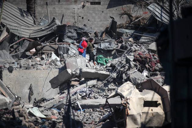 Aftermath of Israeli Airstrike In Gaza Palestinians inspect damage following an Israeli strike on the Al-Muttaqin Mosque in Gaza City on July 29, 2026. Gaza remains subject to daily violence, with both the Israeli military and Hamas accusing one another of violating the truce in effect since October 10. The conflict has flattened swathes of the territory, displaced most of the population at least once, and left hundreds of thousands of people living in tents and temporary shelters. Gaza Palestine  Copyright: xMajdixFathix originalFilename: fathi-notitle260728_npUiI.jpg