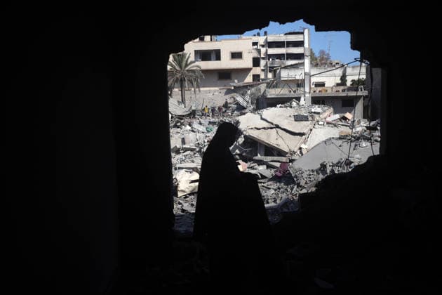 Aftermath of Israeli Airstrike In Gaza A Palestinian inspects his home following an Israeli airstrike on Al-Muttaqin Mosque in Gaza City, on July 29, 2026. Gaza remains subject to daily violence, with both the Israeli military and Hamas accusing one another of violating the truce in effect since October 10. The war flattened swathes of the territory, displaced most of the population at least once, and left hundreds of thousands of people living in tents and temporary shelters. Gaza Palestine  Copyright: xMajdixFathix originalFilename: fathi-notitle260729_npKof.jpg