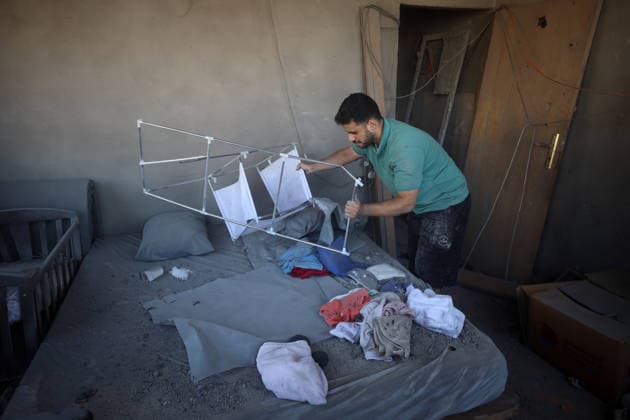 Aftermath of Israeli Airstrike In Gaza A Palestinian inspects his home following an Israeli airstrike on Al-Muttaqin Mosque in Gaza City, on July 29, 2026. Gaza remains subject to daily violence, with both the Israeli military and Hamas accusing one another of violating the truce in effect since October 10. The war flattened swathes of the territory, displaced most of the population at least once, and left hundreds of thousands of people living in tents and temporary shelters. Gaza Palestine  Copyright: xMajdixFathix originalFilename: fathi-notitle260729_npy0m.jpg