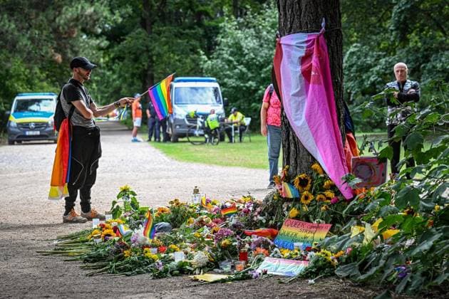 Nach dem Angriff auf CSD in Berlin ** NUR FÜR REDAKTIONELLE ZWECKE ** EDITORIAL USE ONLY **<p>Anschag in Berlin- Trauernde stehen im Tiergarten an einem Baum, an dem unterschiedliche Gegenstände zum Gedenken an die Opfer des Anschlags auf den CSD abgelegt wurden. Im Tiergarten war am Rande des Christopher Street Day ein Mann mit einem Fahrzeug in eine Menschenmenge gefahren.Poizeiwagen stehen im Hintergrund. In der Nacht zum Mittwoch wurden der Trauerort von Unbekannten verwüstet, fotografiert am 29.07.2026 in Berlin. Berlin Berlin Berlin Copyright: MaurizioxGambarini *** After the attack on CSD in Berlin ** FOR EDITORIAL PURPOSES ONLY ** EDITORIAL USE ONLY ** Following the attack in Berlin, mourners stand by a tree in the Tiergarten, wh Copyright: MaurizioxGambarini doc86xcrcb0x942nkun16is ,EDITORIAL USE ONLY