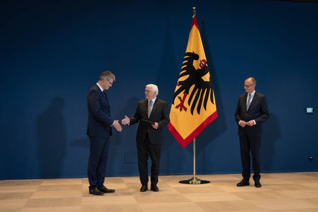 Bundespräsident händigt Entlassungs- und Ernennungsurkunden aus Berlin, Amtssitz am Spreebogen, Bundespräsident Frank-Walter Steinmeier händigt Entlassungs- und Ernennungsurkunden aus Bundeskanzler, Friedrich Merz Patrick Schnieder, Entlassung, Bundesverkehrsminister Berlin Berlin GER *** Federal President Presents Letters of Dismissal and Appointment Berlin, Official Residence at Spreebogen, Federal President Frank-Walter Steinmeier Presents Letters of Dismissal and Appointment Federal Chancellor, Friedrich Merz Patrick Schnieder, Dismissal, Federal Minister of Transportation Berlin Berlin GER