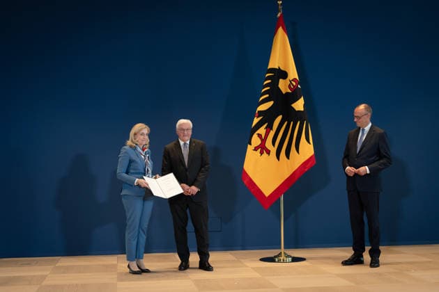 Bundespräsident händigt Entlassungs- und Ernennungsurkunden aus Berlin, Amtssitz am Spreebogen, Bundespräsident Frank-Walter Steinmeier händigt Entlassungs- und Ernennungsurkunden aus Bundeskanzler, Friedrich Merz Nina Warken, Entlassung, Bundesgesundheitsministerin Kanzleramtsministerin, Ernennung Berlin Berlin GER *** Federal President Presents Letters of Dismissal and Appointment Berlin, Official Residence at Spreebogen: Federal President Frank-Walter Steinmeier presents letters of dismissal and appointment to Federal Chancellor Friedrich Merz and Nina Warken; dismissal of the Federal Minister of Health and Minister of the Federal Chancellery, Appointment Berlin Berlin GER