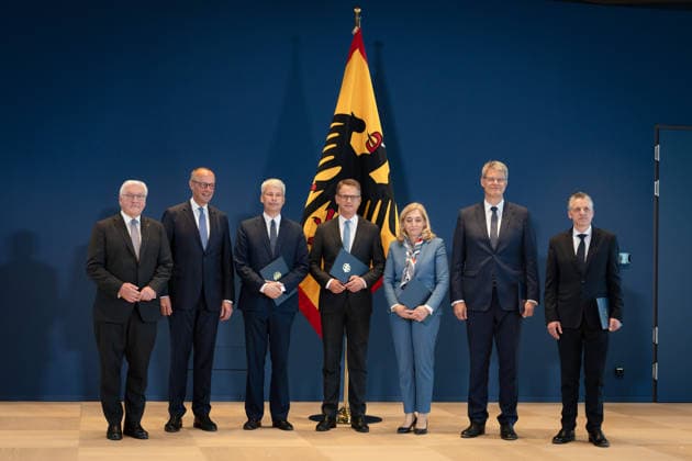 Bundespräsident händigt Entlassungs- und Ernennungsurkunden aus Berlin, Amtssitz am Spreebogen, Bundespräsident Frank-Walter Steinmeier händigt Entlassungs- und Ernennungsurkunden aus Bundeskanzler, Friedrich Merz Carsten Linnemann, Ernennung, Bundesgesundheitsminister Nina Warken, Entlassung, Bundesgesundheitsministerin Patrick Schnieder, Entlassung, Bundesverkehrsminister Steffen Bilger, Ernennung, Bundesverkehrsminister Kanzleramtsministerin, Ernennung, Nina Warken Kanzleramtsminister, Entlassung, Thorsten Frei Berlin Berlin GER *** Federal President Presents Letters of Dismissal and Appointment Berlin, Official Residence at Spreebogen: Federal President Frank Walter Steinmeier presents letters of dismissal and appointm
