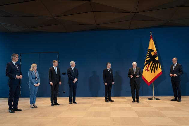 Bundespräsident händigt Entlassungs- und Ernennungsurkunden aus Berlin, Amtssitz am Spreebogen, Bundespräsident Frank-Walter Steinmeier händigt Entlassungs- und Ernennungsurkunden aus Bundeskanzler, Friedrich Merz Carsten Linnemann, Ernennung, Bundesgesundheitsminister Nina Warken, Entlassung, Bundesgesundheitsministerin Patrick Schnieder, Entlassung, Bundesverkehrsminister Steffen Bilger, Ernennung, Bundesverkehrsminister Kanzleramtsministerin, Ernennung, Nina Warken Kanzleramtsminister, Entlassung, Thorsten Frei Berlin Berlin GER *** Federal President Presents Letters of Dismissal and Appointment Berlin, Official Residence at Spreebogen: Federal President Frank-Walter Steinmeier presents letters of dismissal and appointm