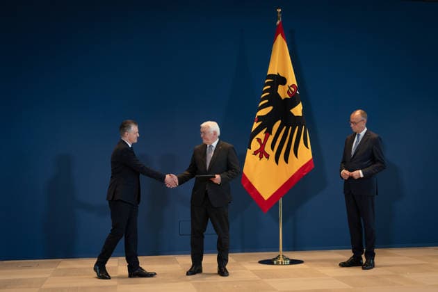 Bundespräsident händigt Entlassungs- und Ernennungsurkunden aus Berlin, Amtssitz am Spreebogen, Bundespräsident Frank-Walter Steinmeier händigt Entlassungs- und Ernennungsurkunden aus Bundeskanzler, Friedrich Merz Kanzleramtsminister, Entlassung, Thorsten Frei Berlin Berlin GER *** Federal President Presents Letters of Dismissal and Appointment Berlin, Official Residence at Spreebogen, Federal President Frank-Walter Steinmeier Presents Letters of Dismissal and Appointment Federal Chancellor, Friedrich Merz Minister of the Chancellery, Dismissal, Thorsten Frei Berlin Berlin GER