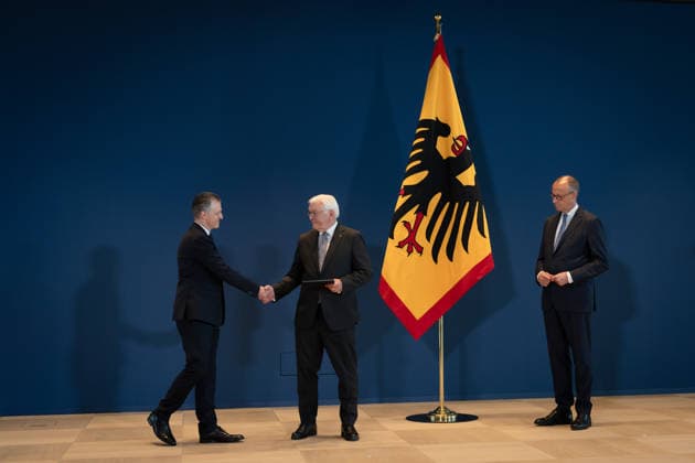 Bundespräsident händigt Entlassungs- und Ernennungsurkunden aus Berlin, Amtssitz am Spreebogen, Bundespräsident Frank-Walter Steinmeier händigt Entlassungs- und Ernennungsurkunden aus Bundeskanzler, Friedrich Merz Kanzleramtsminister, Entlassung, Thorsten Frei Berlin Berlin GER *** Federal President Presents Letters of Dismissal and Appointment Berlin, Official Residence at Spreebogen, Federal President Frank-Walter Steinmeier Presents Letters of Dismissal and Appointment Federal Chancellor, Friedrich Merz Minister of the Chancellery, Dismissal, Thorsten Frei Berlin Berlin GER