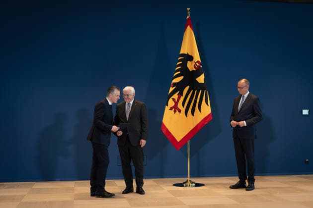 Bundespräsident händigt Entlassungs- und Ernennungsurkunden aus Berlin, Amtssitz am Spreebogen, Bundespräsident Frank-Walter Steinmeier händigt Entlassungs- und Ernennungsurkunden aus Bundeskanzler, Friedrich Merz Kanzleramtsminister, Entlassung, Thorsten Frei Berlin Berlin GER *** Federal President Presents Letters of Dismissal and Appointment Berlin, Official Residence at Spreebogen, Federal President Frank-Walter Steinmeier Presents Letters of Dismissal and Appointment Federal Chancellor, Friedrich Merz Minister of the Chancellery, Dismissal, Thorsten Frei Berlin Berlin GER