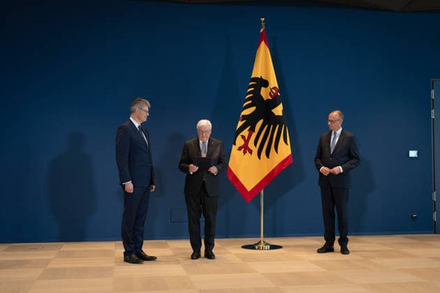 Bundespräsident händigt Entlassungs- und Ernennungsurkunden aus Berlin, Amtssitz am Spreebogen, Bundespräsident Frank-Walter Steinmeier händigt Entlassungs- und Ernennungsurkunden aus Bundeskanzler, Friedrich Merz Patrick Schnieder, Entlassung, Bundesverkehrsminister Berlin Berlin GER *** Federal President Presents Letters of Dismissal and Appointment Berlin, Official Residence at Spreebogen, Federal President Frank-Walter Steinmeier Presents Letters of Dismissal and Appointment Federal Chancellor, Friedrich Merz Patrick Schnieder, Dismissal, Federal Minister of Transportation Berlin Berlin GER