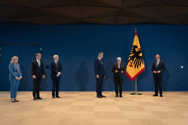 Bundespräsident händigt Entlassungs- und Ernennungsurkunden aus Berlin, Amtssitz am Spreebogen, Bundespräsident Frank-Walter Steinmeier händigt Entlassungs- und Ernennungsurkunden aus Bundeskanzler, Friedrich Merz Carsten Linnemann, Ernennung, Bundesgesundheitsminister Nina Warken, Entlassung, Bundesgesundheitsministerin Patrick Schnieder, Entlassung, Bundesverkehrsminister Steffen Bilger, Ernennung, Bundesverkehrsminister Kanzleramtsministerin, Ernennung, Nina Warken Kanzleramtsminister, Entlassung, Thorsten Frei Berlin Berlin GER *** Federal President Presents Letters of Dismissal and Appointment Berlin, Official Residence at Spreebogen: Federal President Frank-Walter Steinmeier presents letters of dismissal and appointm