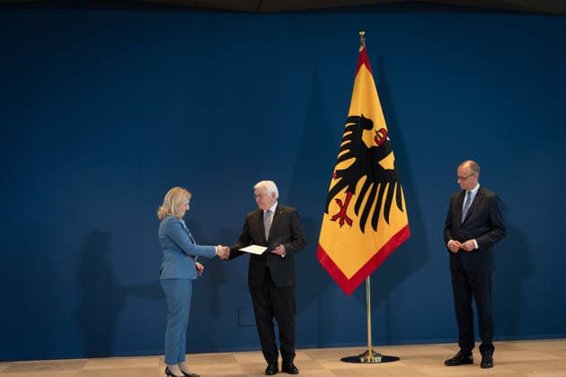 Bundespräsident händigt Entlassungs- und Ernennungsurkunden aus Berlin, Amtssitz am Spreebogen, Bundespräsident Frank-Walter Steinmeier händigt Entlassungs- und Ernennungsurkunden aus Bundeskanzler, Friedrich Merz Nina Warken, Entlassung, Bundesgesundheitsministerin Kanzleramtsministerin, Ernennung Berlin Berlin GER *** Federal President Presents Letters of Dismissal and Appointment Berlin, Official Residence at Spreebogen: Federal President Frank-Walter Steinmeier presents letters of dismissal and appointment to Federal Chancellor Friedrich Merz and Nina Warken; dismissal of the Federal Minister of Health and Minister of the Federal Chancellery, Appointment Berlin Berlin GER