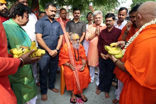 Followers of Jyotir Math Celebrate Guru Purnima in Prayagraj PRAYAGRAJ, INDIA JULY 29, 2026: Swami Vasudevanand Saraswati, one of Hinduism s foremost religious leaders and the Shankaracharya of Jyotir Math (Jyotish Peeth), one of the four principal monastic institutions established by the 8th-century philosopher Adi Shankaracharya, offers prayers to the institution s founder during the Guru Purnima festival in Prayagraj, India. Guru Purnima is observed by Hindus, Buddhists and Jains to honor spiritual teachers and is marked by prayers, religious ceremonies and acts of devotion. Prayagraj India Copyright: x xJitendraxPrakashx xJNAxPressx